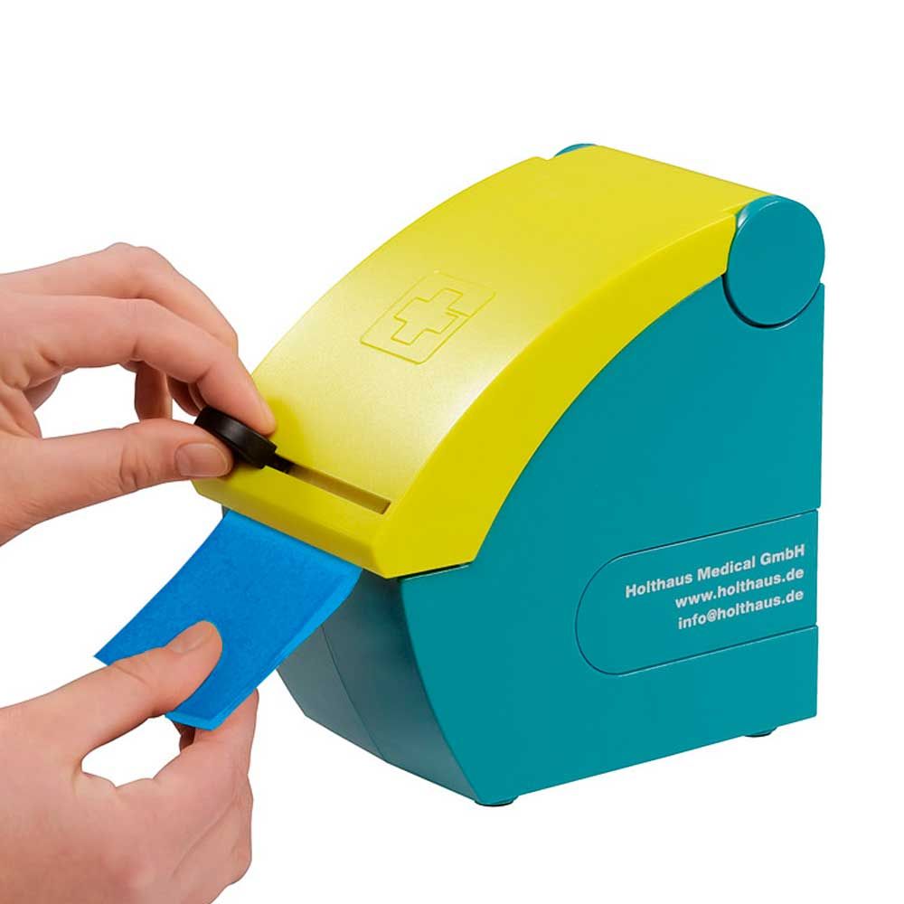 Blauer Pflasterspender SOFT1, gefüllt, mit geöffnetem Fach und aufgelegtem Pflasterband