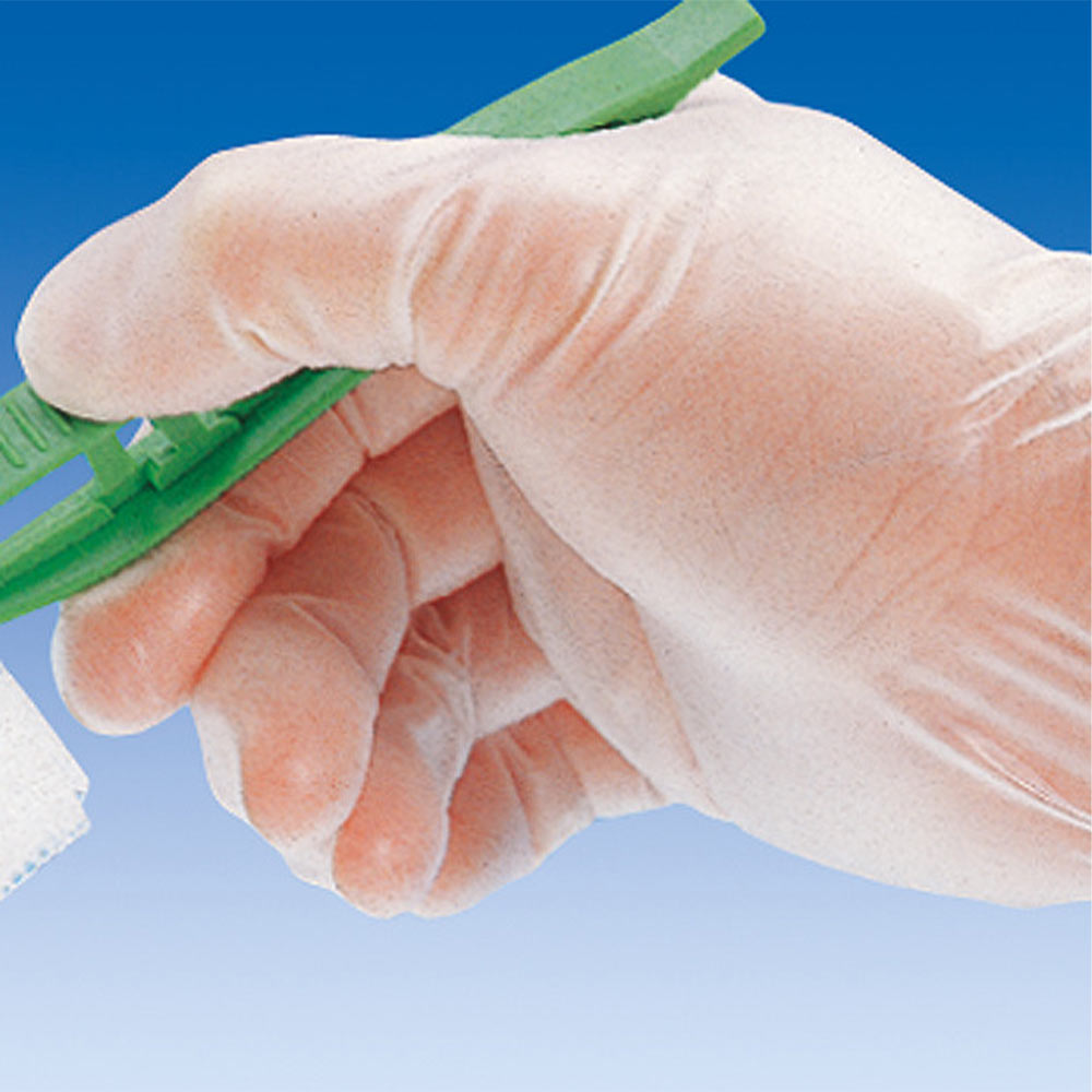 Puderfreie Vinylhandschuhe an der Hand, Handschuh über Daumen und Handfläche