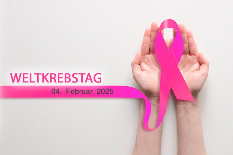Weltkrebstag-Schriftzug. Zwei Hände halten eine pinke Schleife vor hellem Hintergrund.