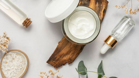 Eine offene Creme mit natürlichen Inhaltsstoffen.