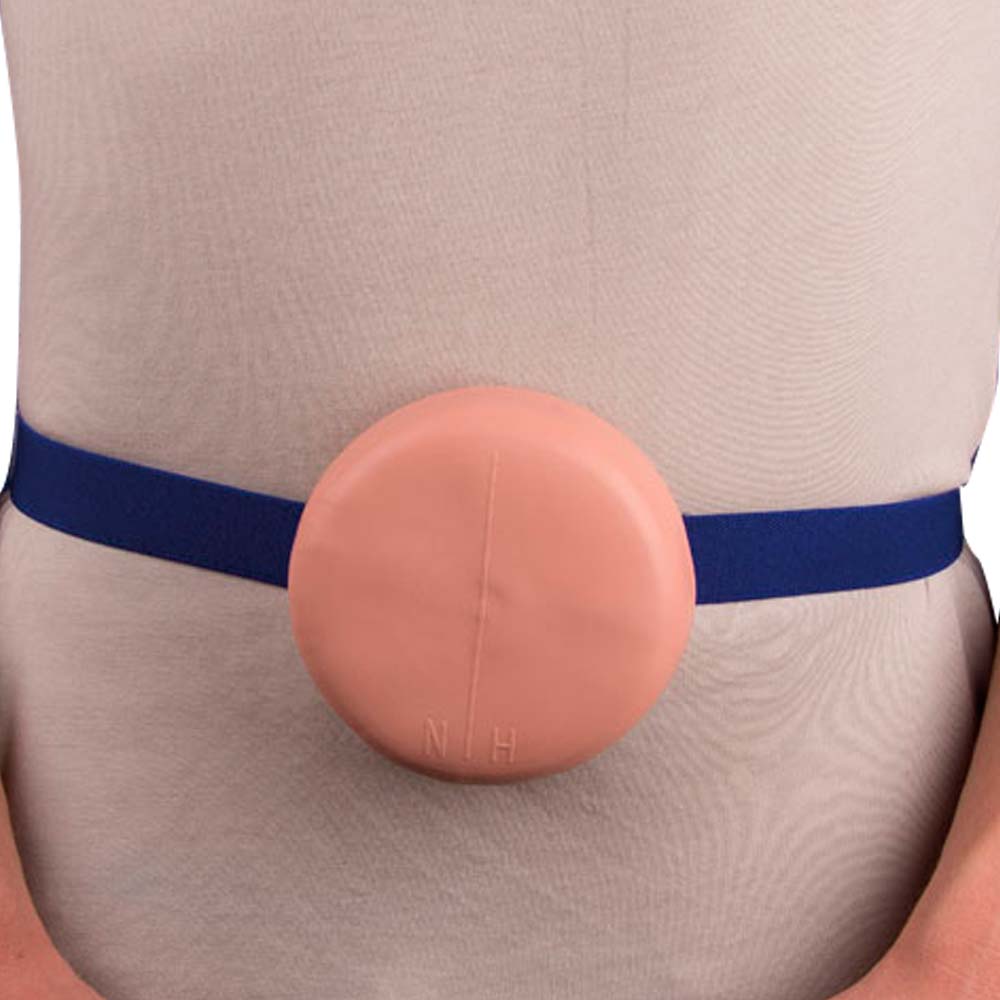 Diabetes-Injektionskissen von Erler Zimmer am Arm mit blauem Band und rosa Kissen