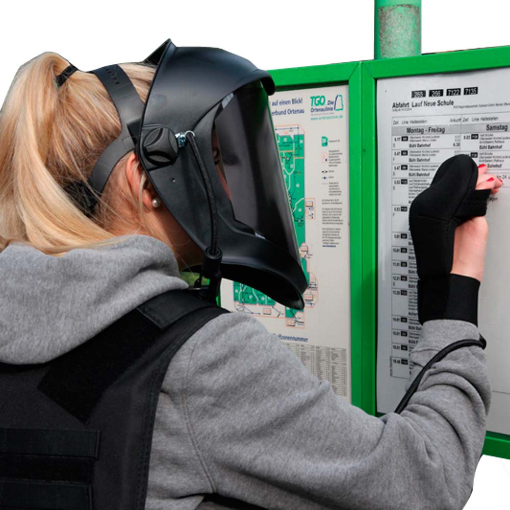 Alters-Simulator mit Gesichtsvisier, schwarzer Weste und Handschuhen