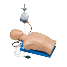 Thorax-Trauma-Simulator: Trainingskörper auf Kissen mit angeschlossenen Leitungen