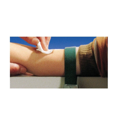 Steriler Gazetupfer wird auf einen Arm gedrückt