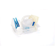 Steriles Katheter-Set in transparenter Sterilverpackung mit blauen Klammern und Schläuchen