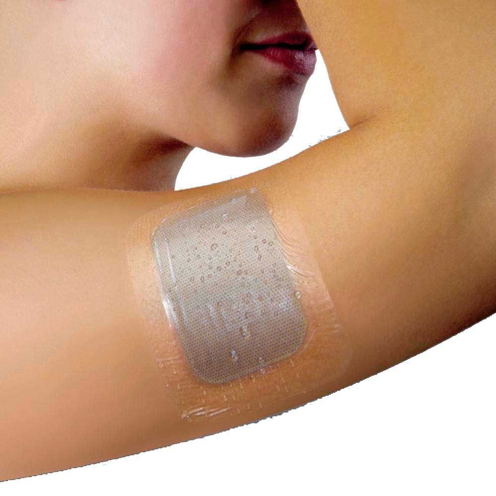 Kühlpflaster YPSIDERM® aqua auf dem Unterarm, transparentes Verbandspflaster