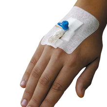 Steriles Kanülenpflaster 9x6 cm auf der Hand, transparent mit blauem Anschluss