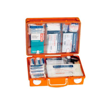 Medizinisches Füllsortiment in orangefarbenem Transportkoffer mit verschiedenen Einzelpackungen