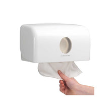 Weißer Handtuchspender mit runder Öffnung und Papierausgabe, Hand entnimmt Tuch