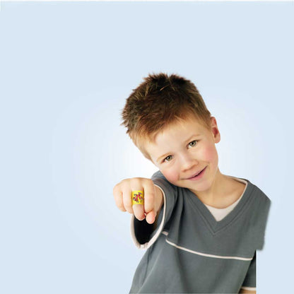 Kinderhand mit aufgeklebtem Pflaster mit buntem Motiv