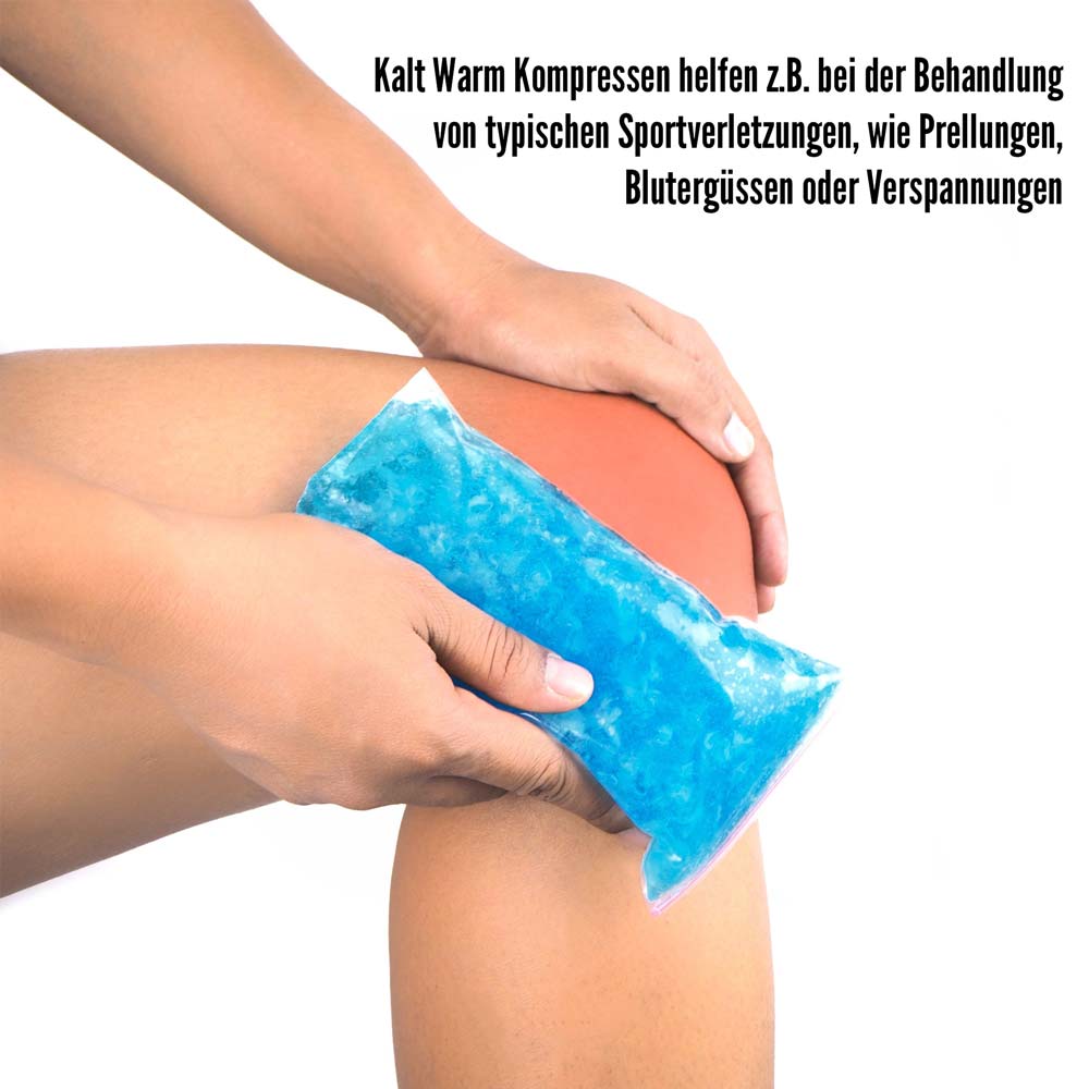 Blaue Gel-Kalt-/Warmkompresse auf dem Bein, von Händen aufgelegt