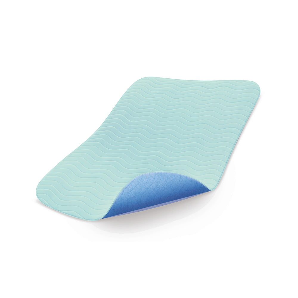 Textile Inkontinenzunterlage, hellblau, wellenförmige Oberfläche, gefaltet