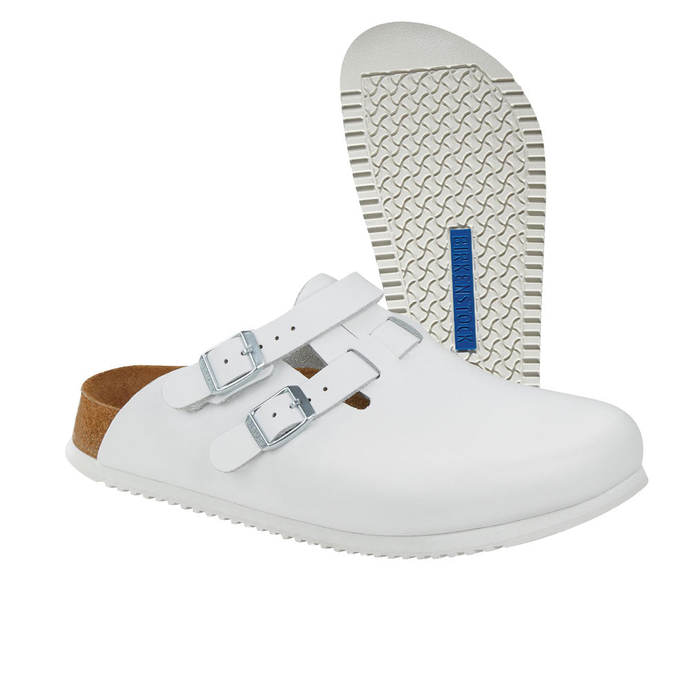 Weißer Birkenstock Clog-Slipper mit Profilsohle, Unterseite und zwei Schnallenriemen