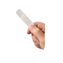 Vlies-Wundpflaster, beiger Klebestreifen 72×19 mm, vorne in Handposition