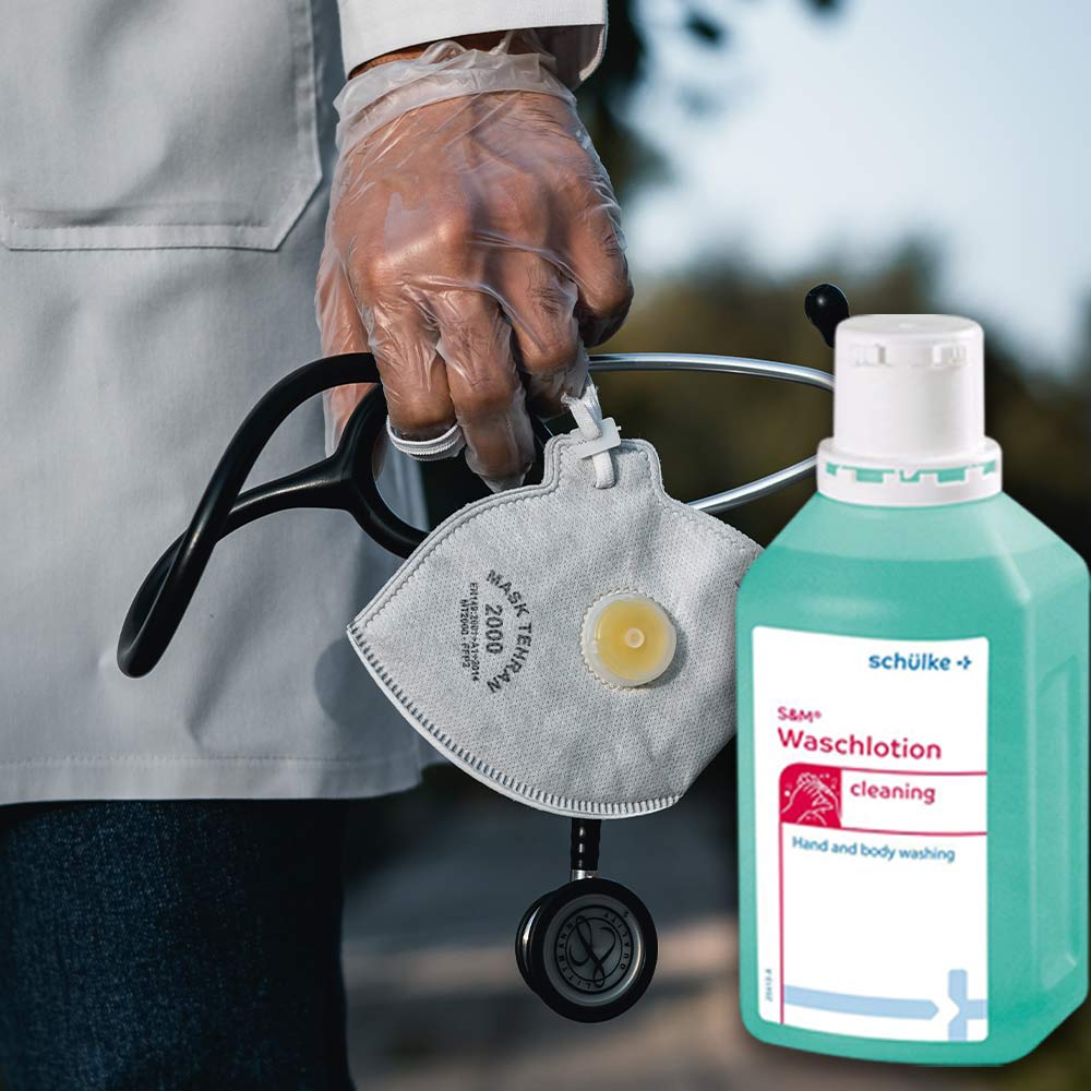 Schülke s-m® Waschlotion-Flasche türkisgrün neben Mundschutz und Stethoskop