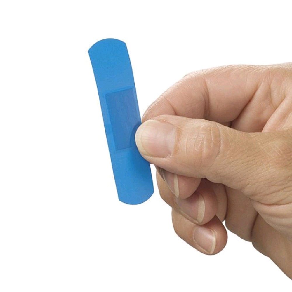 Blaue, detektierbare Pflasterstrippe, von Hand gehalten