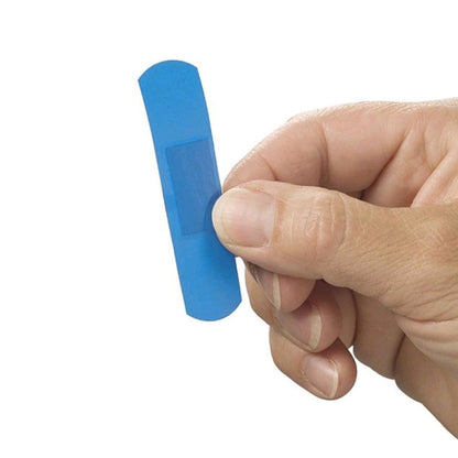 Blaue, detektierbare Pflasterstrippe, von Hand gehalten