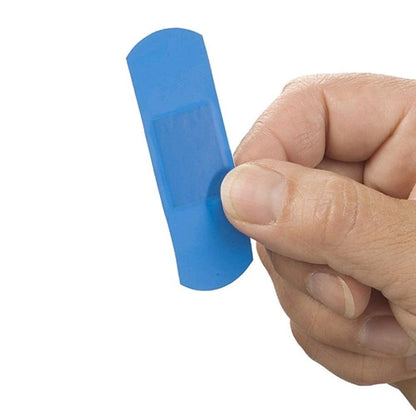 Blaue, detektierbare Pflasterstrip in der Hand, mit abgerundeten Enden