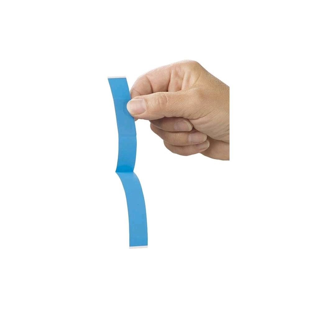 Blaues detektierbares Fingerpflaster in Handhaltung, gebogener Streifen zum Anbringen