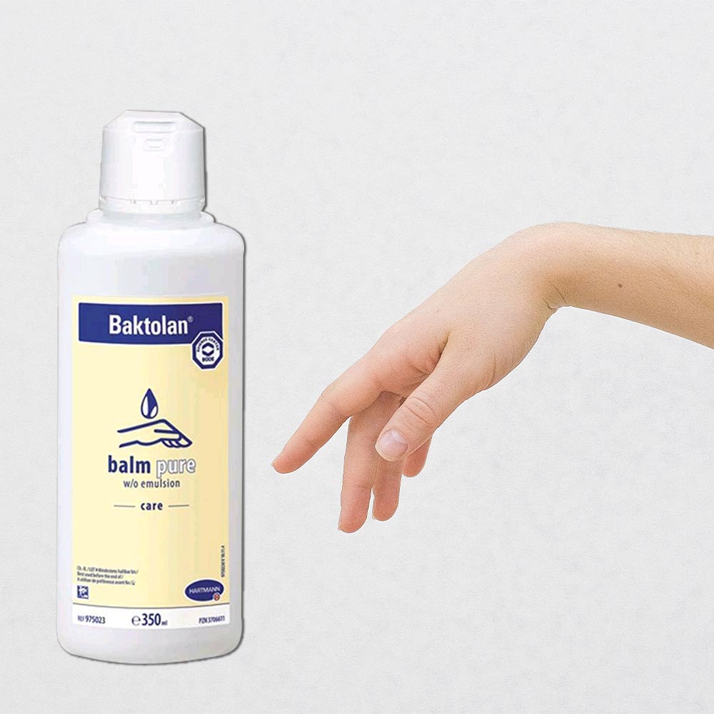 Baktolan balm pure Hautpflegeemulsion, Flasche neben Hand beim Auftragen