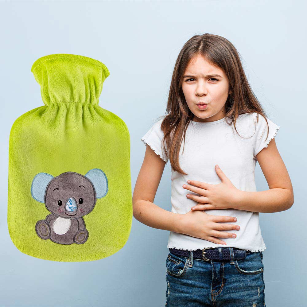 Wärmflasche mit Velourbezug in Grün mit Koala-Motiv bei Bauchkontakt