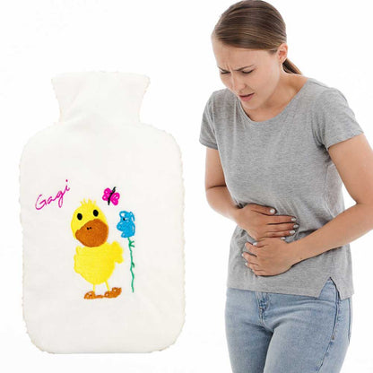 Wärmflasche mit weißem Flauschbezug und Gagi-Motiv, Anwendung am Bauch