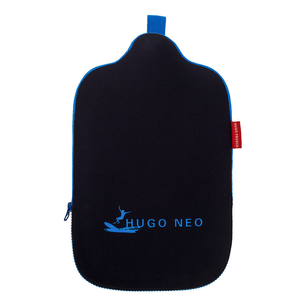 Öko-Wärmflasche mit Neoprenbezug, schwarz, blaues Trageband, Logo auf Rückseite