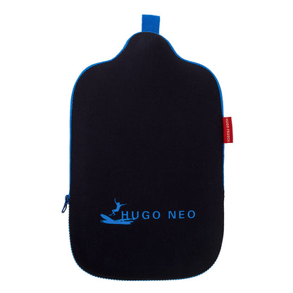 Öko-Wärmflasche mit Neoprenbezug, schwarz, blaues Trageband, Logo auf Rückseite