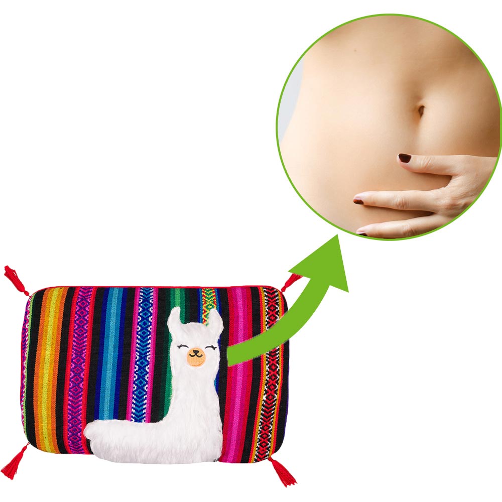 Wärmflasche mit gestreiftem Webstoffbezug und Katzenmotiv, Wärme über dem Bauch