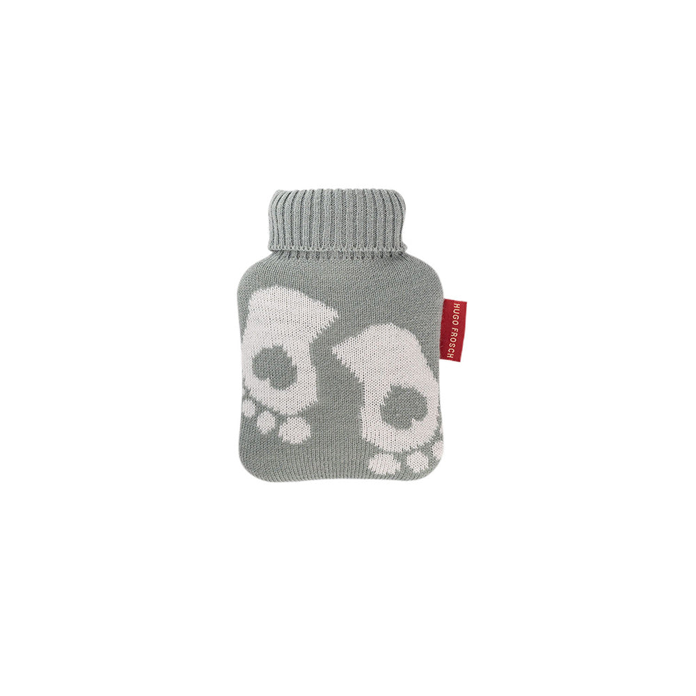 Mini-Wärmflasche mit Strickbezug hellgrau, Füße-Muster, gerippter Halsbund
