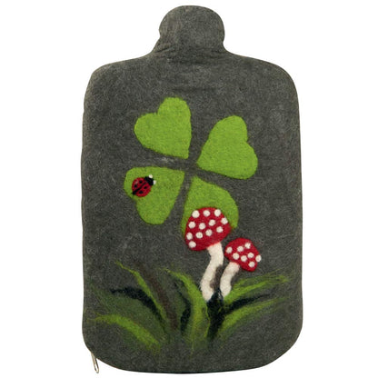 Hugo Frosch Klassik-Wärmflasche mit Filzbezug dunkelgrau, Kleeblatt mit Pilzen