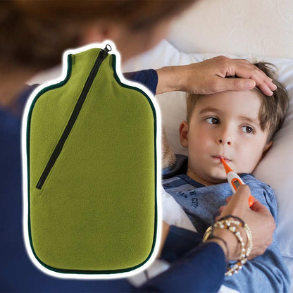 Wärmflasche Softshell Olivgrün mit Reißverschluss, neben Hand und Kind