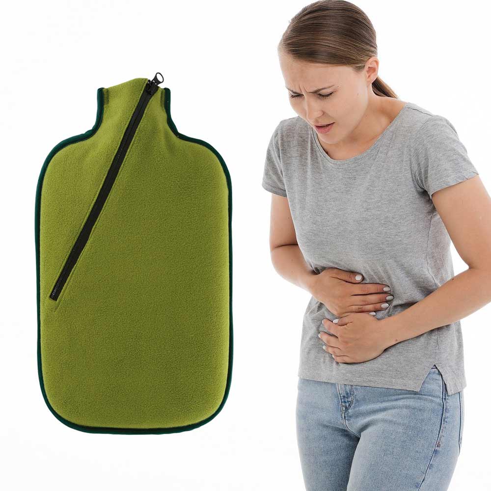 Wärmflasche Softshell Olivgrün mit Reißverschluss, Frau hält sich den Bauch
