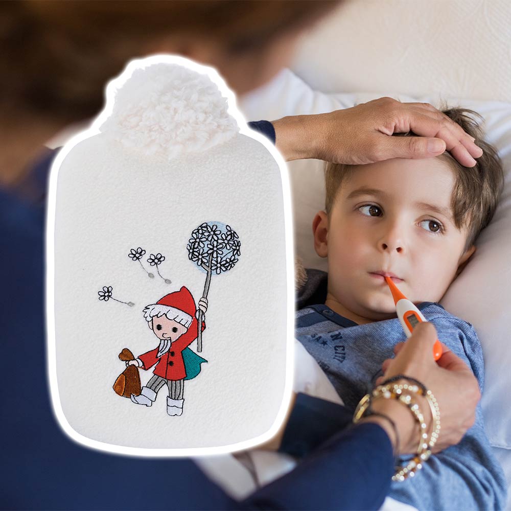 Wärmflasche mit weißem Softfleece-Bezug, Sandmann-Motiv, von Kind gehalten