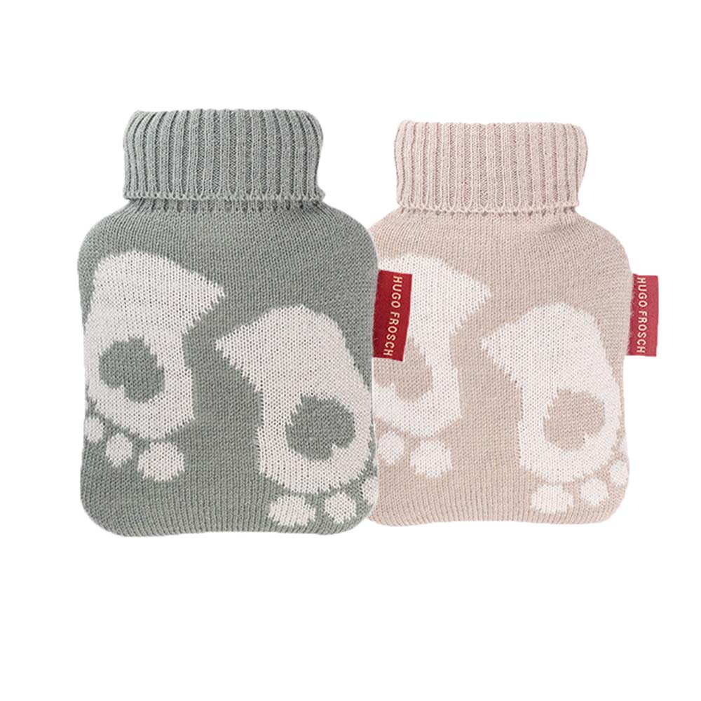 Mini-Wärmflasche mit Strickbezug in hellgrau und beige, Füße-Muster