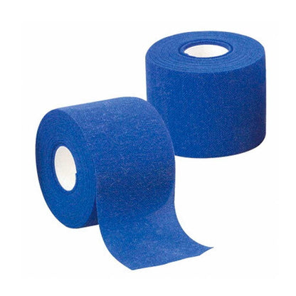 Kohäsive Fixierbinde aus Vlies, blaue Rolle und abgerolltes Bandende