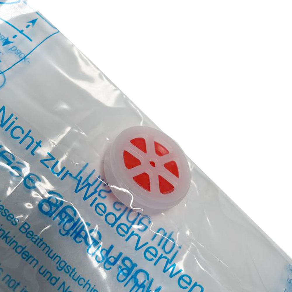 Nahaufnahme: blauer Aufdruck auf der weißen Folienverpackung des Notfallbeatmungstuchs