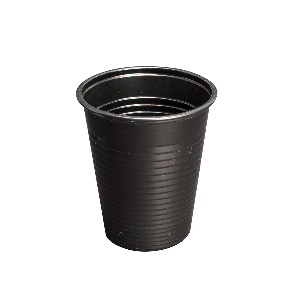 Einwegbecher aus Kunststoff, 180 ml, schwarz, gerippt, mit breitem Rand.
