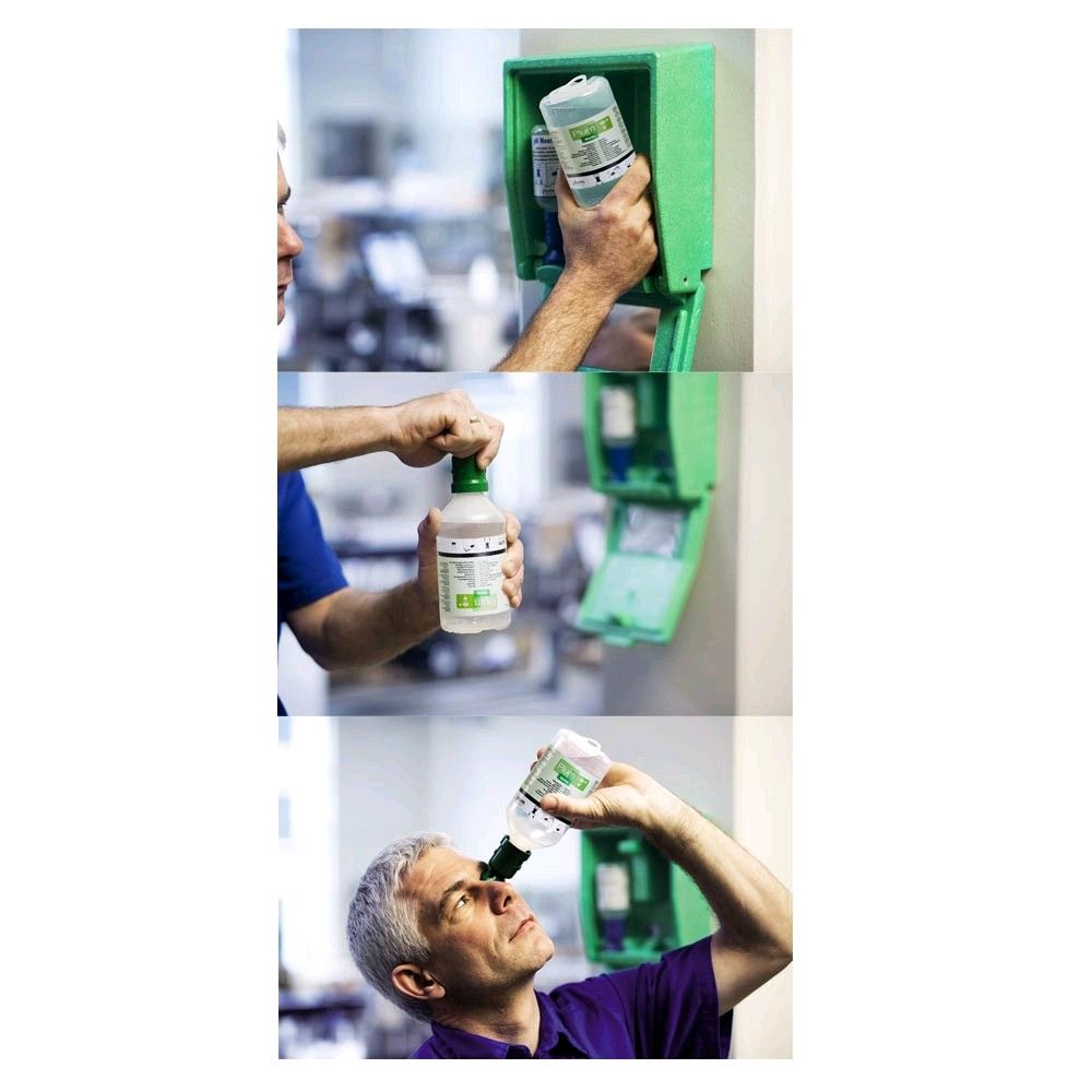 Wandbox-Augenenspülstation: Hand setzt Spenderflasche in die geöffnete Aufnahme