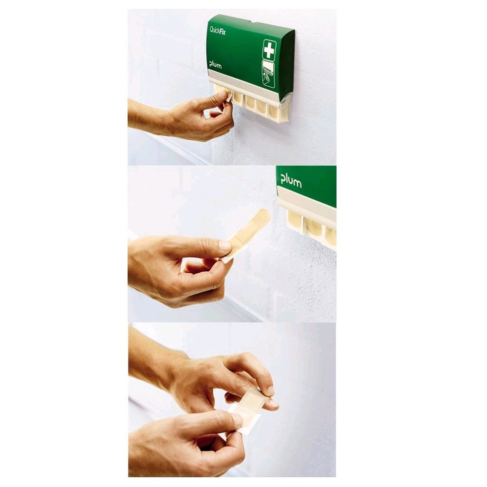 Plum QuickFix Pflasterspender in Nutzung, Pflaster werden von Hand entnommen