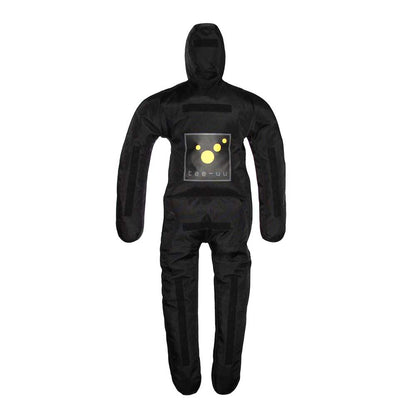 170-cm-Übungspuppe im schwarzen Schutzanzug mit Kapuze und gelbem Tee-uu-Logo