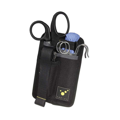Schwarzes Holster mit Frontfach, Schlaufen, Metallringen und blauem Einsatzbezug