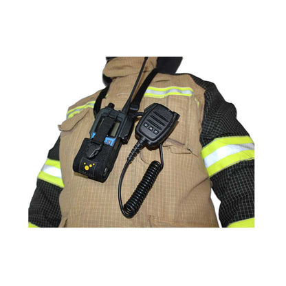 Gepolstertes Funkgeräteholster an Einsatzweste mit Funkgerät und Kabel