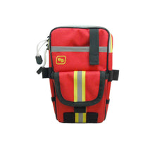 Rotes Notfall-Holster mit gelb-grauem Reflexstreifen und Trageschlaufen