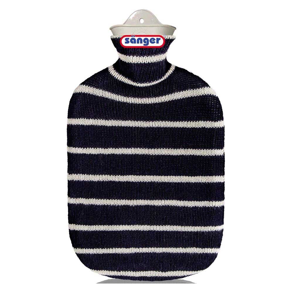 Gummi-Wärmflasche mit Strickbezug, dunkelblau mit hellen Streifen