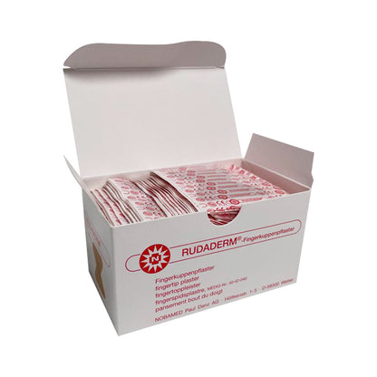 Geöffnete Fingerkuppenpflaster-Box mit mehreren Pflasterstreifen in der Ablage