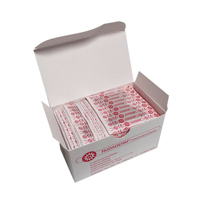 Geöffnete Fingerkuppenpflaster-Box mit eingelagerter Packung aus roten Pflasterstreifen