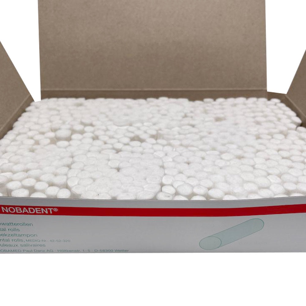 Zahnwatterollen in der Packung, dicht gepackte weiße Wattekügelchen