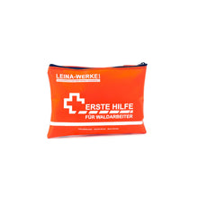 Orangefarbene Erste-Hilfe-Tasche für Waldarbeiter mit LEINA-WERKE-Logo und Rettungszeichen