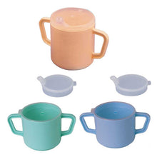 Trinkbecher aus Kunststoff-Set mit zwei Henkeln und Deckeln in drei Farben